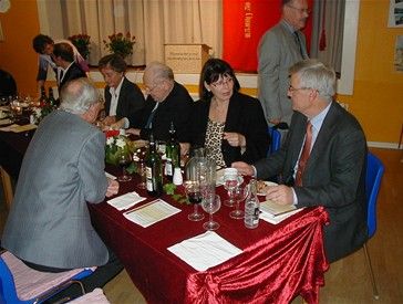 Snakken gik livligt blandt de knap 40 medlemmer og gæster til jubilæumsfestmiddangen den 23. oktober om aftenen - en hård dag som startede med kampagne i både Mårslet og Solbjerg med uddeling af pjecer, roser og meget andet godt.