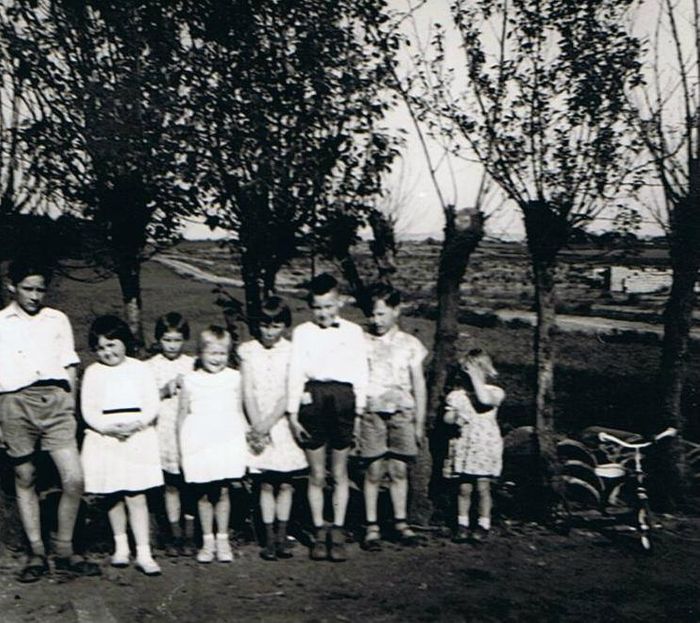 Foto taget til Kims barnedåb 1963. 
Fra venstre:
Ole, Inge-Lise, Vibeke, Judith, Elsebeth, Finn, Alex og Annie